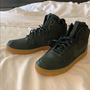 NIKe Men's Ebernon Winter Mid Top Sneaker